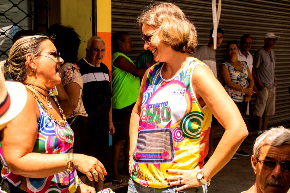 Prefeita Paula Mascarenhas prestigia Carnaval de rua do Bloco Expresso 620 com a Rádio Pelotense - Foto Michel Corvello