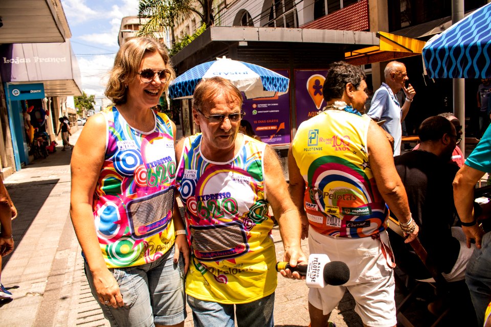 Prefeita Paula Mascarenhas prestigia Carnaval de rua do Bloco Expresso 620 com a Rádio Pelotense - Foto Michel Corvello