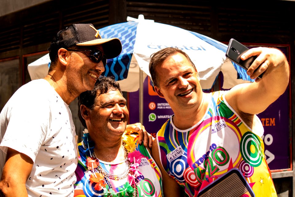Prefeita Paula Mascarenhas prestigia Carnaval de rua do Bloco Expresso 620 com a Rádio Pelotense - Foto Michel Corvello