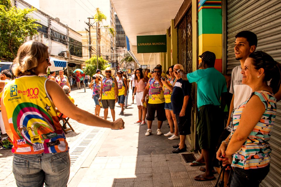 Prefeita Paula Mascarenhas prestigia Carnaval de rua do Bloco Expresso 620 com a Rádio Pelotense - Foto Michel Corvello