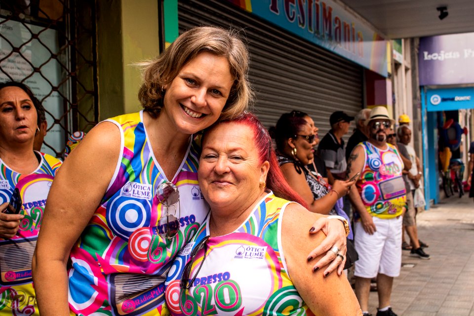 Prefeita Paula Mascarenhas prestigia Carnaval de rua do Bloco Expresso 620 com a Rádio Pelotense - Foto Michel Corvello