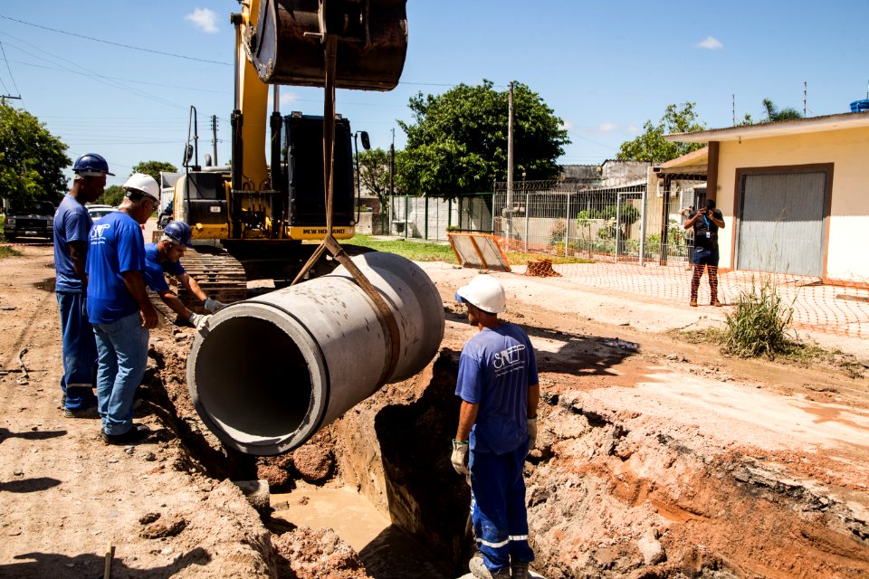 13.02.2020 - Prefeita Paula Mascarenhas e o vice Idemar Barz visitam as obras de drenagem da rua Mario Peiruque - Foto: Gustavo Vara