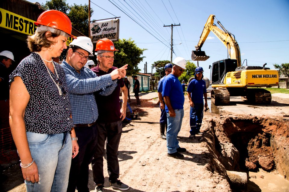 13.02.2020 - Prefeita Paula Mascarenhas e o vice Idemar Barz visitam as obras de drenagem da rua Mario Peiruque - Foto: Gustavo Vara