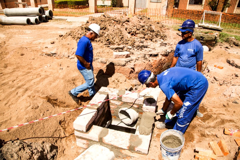 13.02.2020 - Prefeita Paula Mascarenhas e o vice Idemar Barz visitam as obras de drenagem da rua Mario Peiruque - Foto: Gustavo Vara