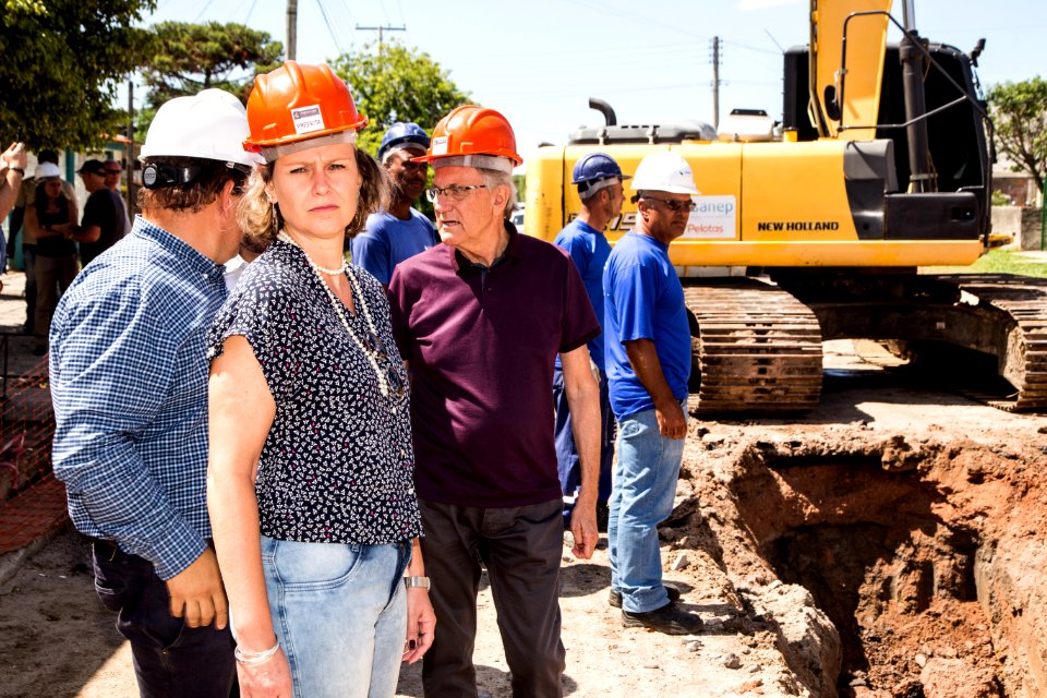 13.02.2020 - Prefeita Paula Mascarenhas e o vice Idemar Barz visitam as obras de drenagem da rua Mario Peiruque - Foto: Gustavo Vara