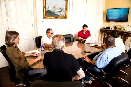 03.02.2020 - Prefeita Paula Mascarenhas em reunião com os secretários da Seplag e Smed sobre a construção de uma piscina pública ao lado do Ginásio Municipal - Foto: Gustavo Vara