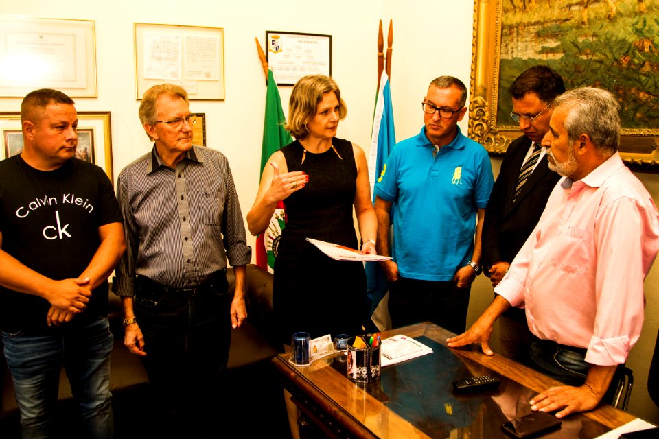 04.02.2020 - Prefeita Paula Mascarenhas entrega o veto ao PL da previdência ao presidente da Câmara de Vereadores, José Sizenando - Foto: Gustavo Vara