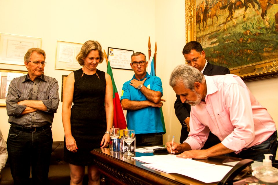 04.02.2020 - Prefeita Paula Mascarenhas entrega o veto ao PL da previdência ao presidente da Câmara de Vereadores, José Sizenando - Foto: Gustavo Vara