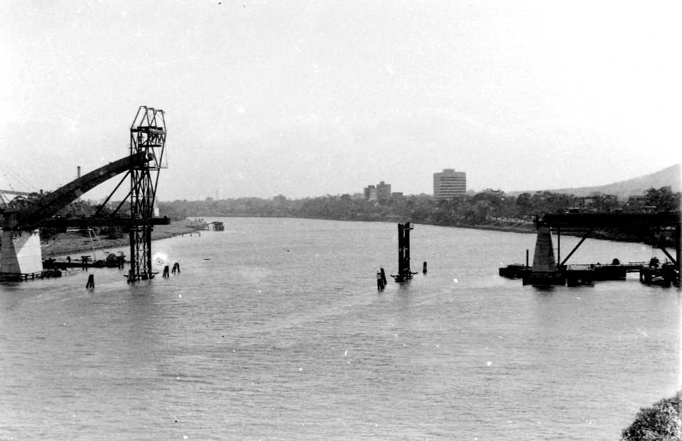 Railway bridge across Brisbane river under construction