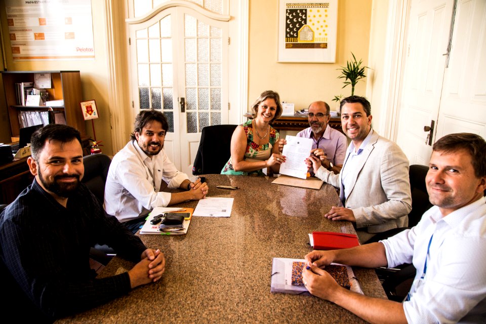 23.01.2020 - Prefeita Paula Mascarenhas assina contrato com a Caixa Federal para aquisição de máquinas, através de recursos destinados por emenda do deputado Daniel Trzeciak - Foto: Gustavo Vara