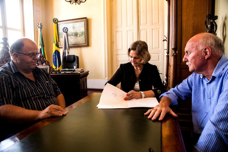 23.01.2020 - Prefeita Paula Mascarenhas realiza assinatura da lei 6.771 que autoriza a divulgação nas máquinas e veículos públicos dos produtos orgânicos e lácteos produzidos no município - Foto: Gustavo Vara