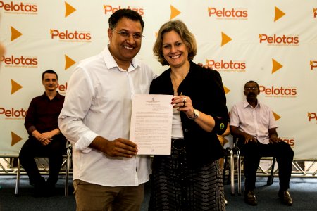 21.01.2020 - Prefeita Paula Mascarenhas realiza assinatura da lei que regulamenta o projeto Olho Vivo, do vereador Fabricio Tavares - Foto: Gustavo Vara