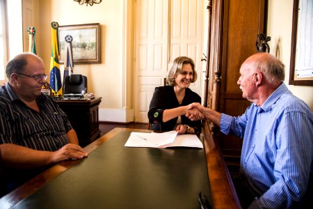 23.01.2020 - Prefeita Paula Mascarenhas realiza assinatura da lei 6.771 que autoriza a divulgação nas máquinas e veículos públicos dos produtos orgânicos e lácteos produzidos no município - Foto: Gustavo Vara