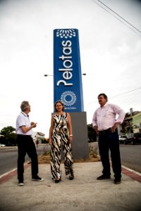 06.01.2019 - Prefeita Paula Mascarenhas e o vice Idemar Barz  visitam o novo pórtico instalado em uma das 4 entradas da cidade, na Viscondessa da Graça - Foto: Gustavo Vara