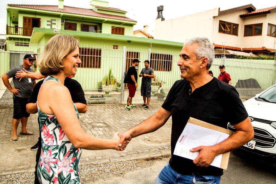 26.12.2019 - Prefeita Paula Mascarenhas e o vice Idemar Barz realizam a caminhada de entrega da requalificação asfáltica da rua Clio Fiori Druck - Foto: Gustavo Vara