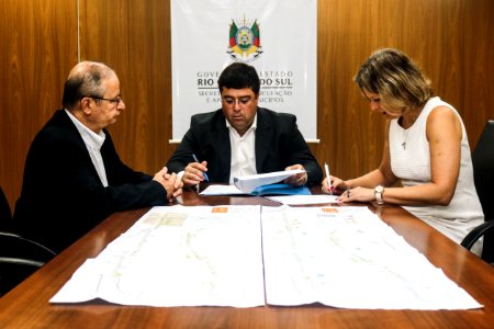 30.12.2019 - Prefeita Paula Mascarenhas realiza a assinatura de contrato com a Metroplan para obra na Avenida Cidade de Lisboa - Foto: Michel Corvello