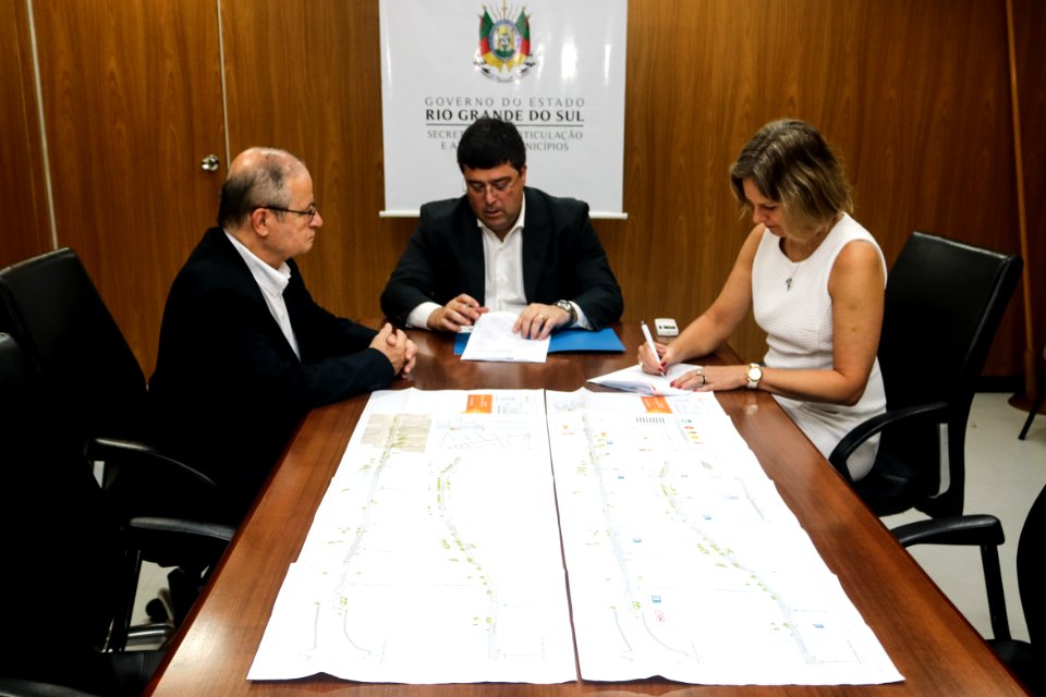 30.12.2019 - Prefeita Paula Mascarenhas realiza a assinatura de contrato com a Metroplan para obra na Avenida Cidade de Lisboa - Foto: Michel Corvello