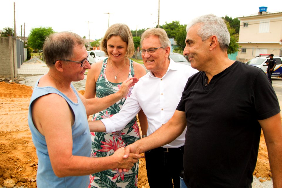 26.12.2019 - Prefeita Paula Mascarenhas e o vice Idemar Barz realizam a caminhada de entrega da requalificação asfáltica da rua Clio Fiori Druck - Foto: Gustavo Vara