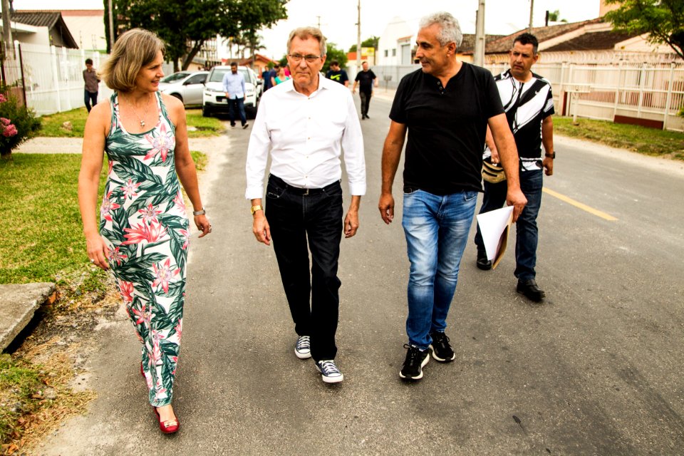 26.12.2019 - Prefeita Paula Mascarenhas e o vice Idemar Barz realizam a caminhada de entrega da requalificação asfáltica da rua Clio Fiori Druck - Foto: Gustavo Vara