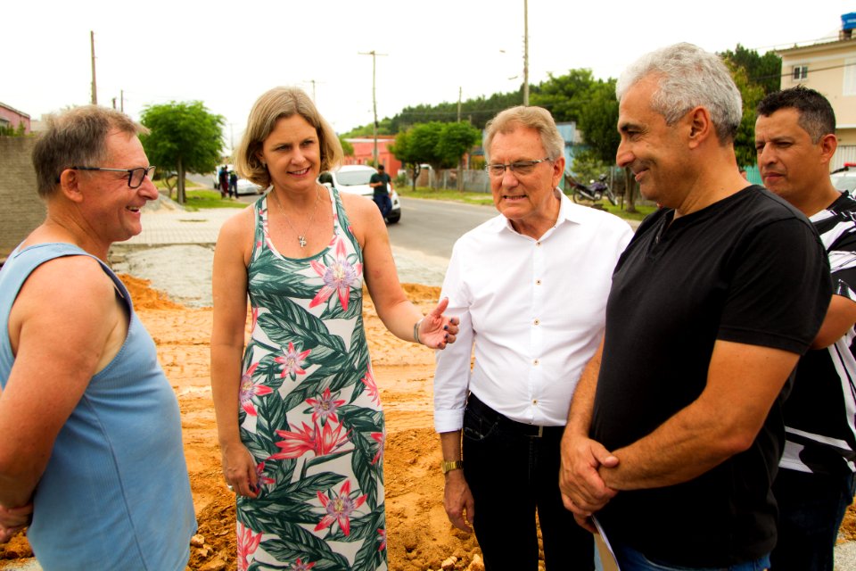 26.12.2019 - Prefeita Paula Mascarenhas e o vice Idemar Barz realizam a caminhada de entrega da requalificação asfáltica da rua Clio Fiori Druck - Foto: Gustavo Vara