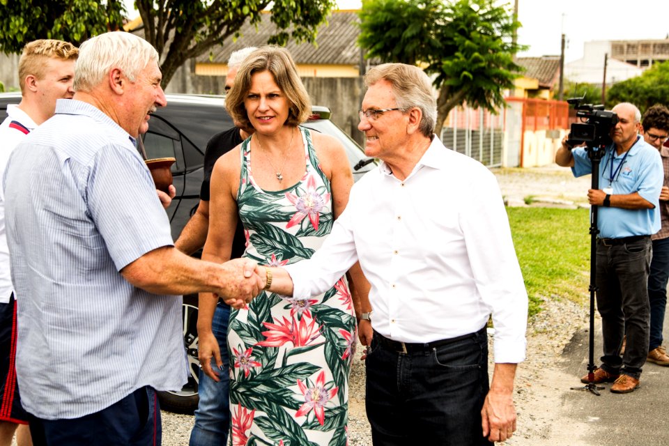26.12.2019 - Prefeita Paula Mascarenhas e o vice Idemar Barz realizam a caminhada de entrega da requalificação asfáltica da rua Clio Fiori Druck - Foto: Gustavo Vara