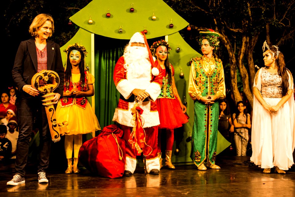 16.12.2019 -  Prefeita Paula Mascarenhas entrega a chave da cidade para o Papai Noel, durante a chegada na Praça Coronel Pedro Osório - Foto: Gustavo Vara