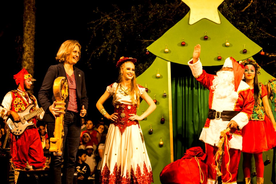 16.12.2019 -  Prefeita Paula Mascarenhas entrega a chave da cidade para o Papai Noel, durante a chegada na Praça Coronel Pedro Osório - Foto: Gustavo Vara