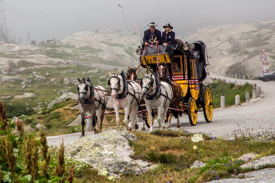 Réplique de la diligence au col du Saint Gothard (Suisse)...  Replica of the diligence at the Saint Gothard Pass (Switzerland) ...