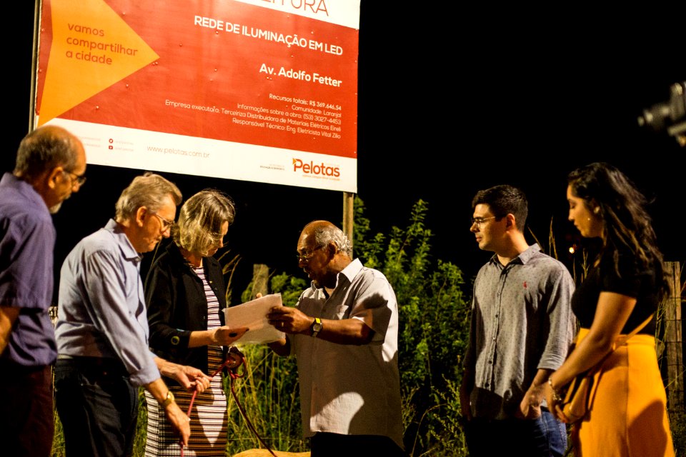 19.12.2019 - Prefeita Paula Mascarenhas e o vice Idemar Barz realizam caminhada de entrega da iluminação em LED da avenida Adolfo Fetter - Foto: Gustavo Vara