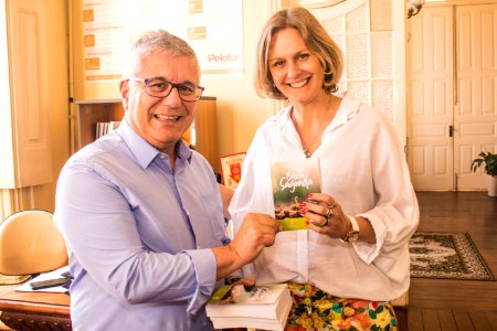 13.12.2019 - Prefeita Paula Mascarenhas recebe livro da Bíblia Sagrada do vereador Enéias Clarindo (PSDB) - Foto Michel Corvello