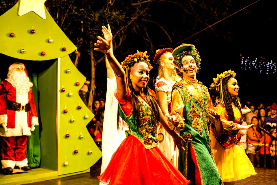 16.12.2019 -  Prefeita Paula Mascarenhas entrega a chave da cidade para o Papai Noel, durante a chegada na Praça Coronel Pedro Osório - Foto: Gustavo Vara