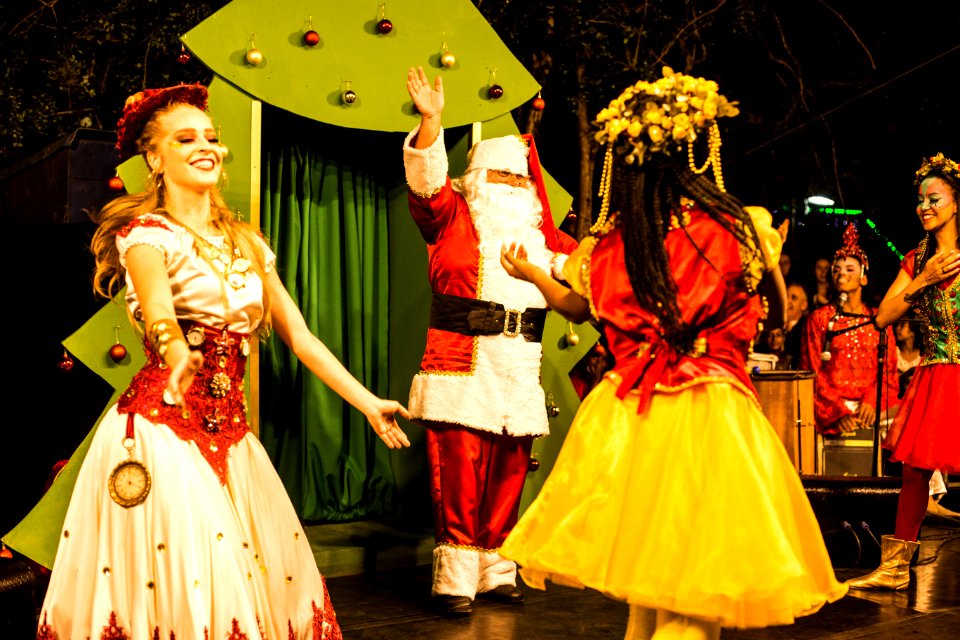 16.12.2019 -  Prefeita Paula Mascarenhas entrega a chave da cidade para o Papai Noel, durante a chegada na Praça Coronel Pedro Osório - Foto: Gustavo Vara