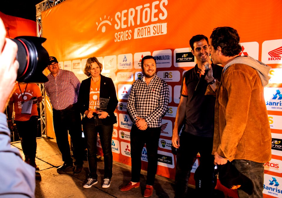 05.12.2019 - Prefeita Paula Mascarenhas participa da concentração dos competidores para a largada do Sertões Série Rota Sul - Foto Michel Corvello