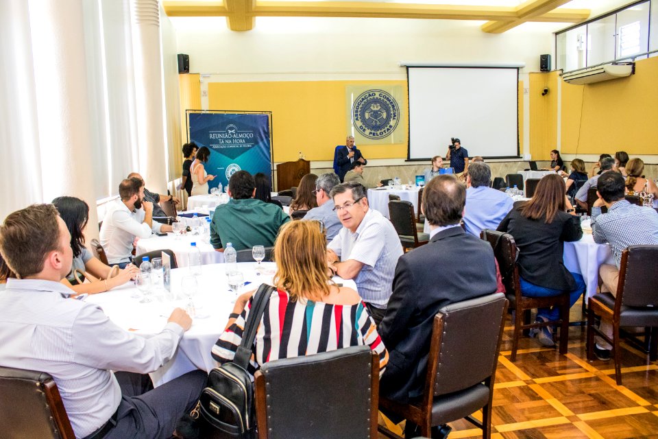 10.12.2019 - Vice-prefeito Idemar Barz participa da reunião-almoço Tá Na Hora com palestra do Badesul - Foto Michel Corvello