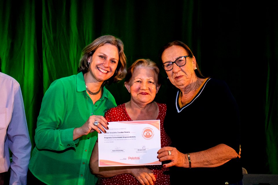 29.11.2019 - Prefeita Paula Mascarenhas e o vice Idemar Barz prestigiam a formatura dos cursos do projeto de Geração de Emprego e Renda da SHRF - Foto Michel Corvello