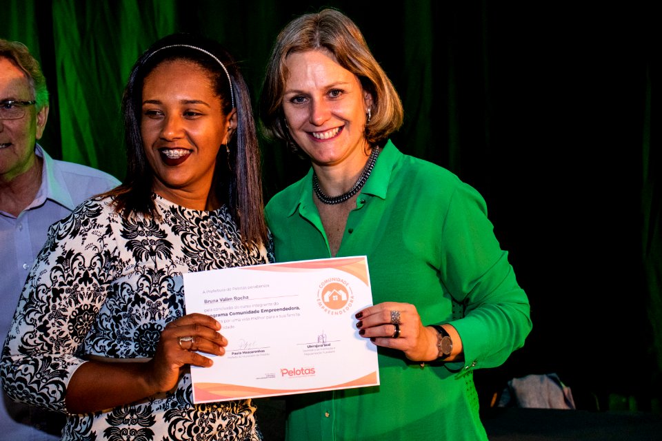 29.11.2019 - Prefeita Paula Mascarenhas e o vice Idemar Barz prestigiam a formatura dos cursos do projeto de Geração de Emprego e Renda da SHRF - Foto Michel Corvello