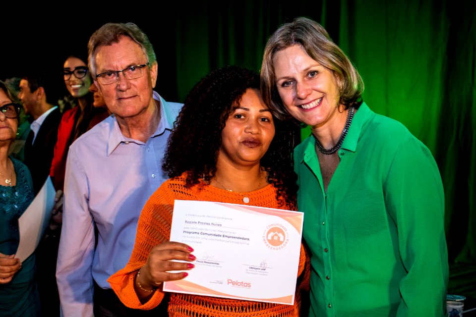 29.11.2019 - Prefeita Paula Mascarenhas e o vice Idemar Barz prestigiam a formatura dos cursos do projeto de Geração de Emprego e Renda da SHRF - Foto Michel Corvello