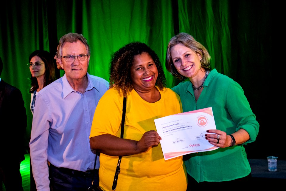 29.11.2019 - Prefeita Paula Mascarenhas e o vice Idemar Barz prestigiam a formatura dos cursos do projeto de Geração de Emprego e Renda da SHRF - Foto Michel Corvello