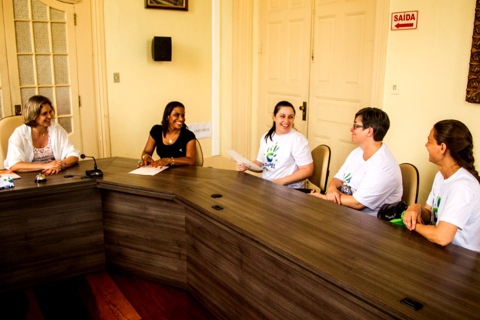21.11.2019 - Prefeita Paula Mascarenhas realiza a assinatura da lei nº 6.739 que declara de utilidade pública a Associação de Pais de Down de Pelotas (Apadpel), de autoria da vereadora Daiane Dias - Foto: Gustavo Vara