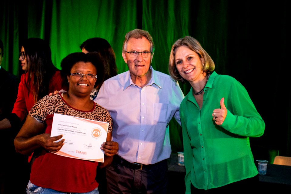 29.11.2019 - Prefeita Paula Mascarenhas e o vice Idemar Barz prestigiam a formatura dos cursos do projeto de Geração de Emprego e Renda da SHRF - Foto Michel Corvello