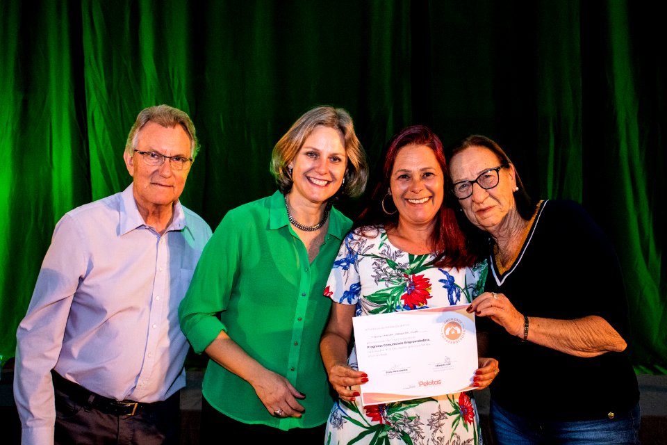 29.11.2019 - Prefeita Paula Mascarenhas e o vice Idemar Barz prestigiam a formatura dos cursos do projeto de Geração de Emprego e Renda da SHRF - Foto Michel Corvello