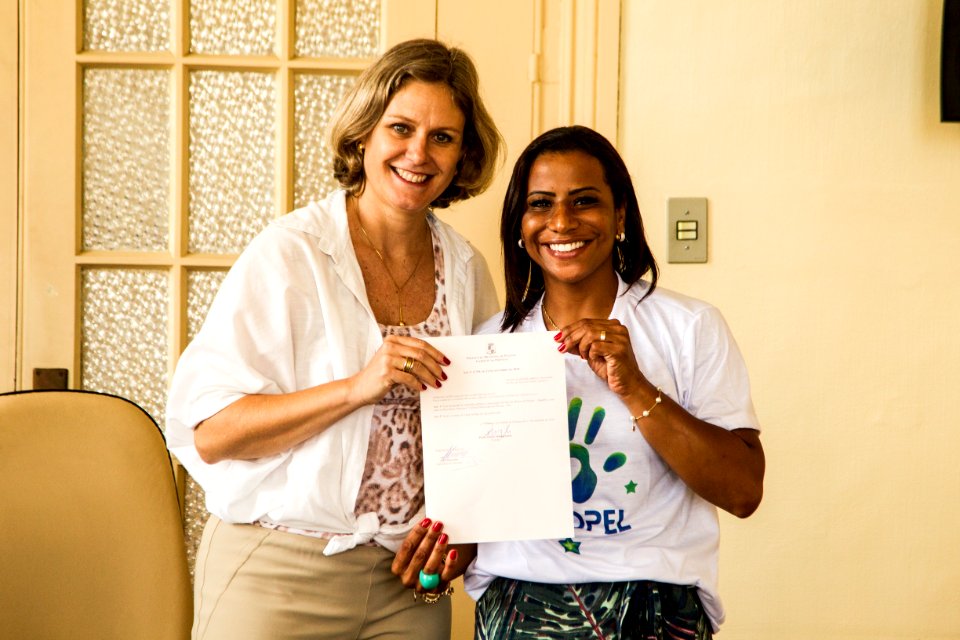 21.11.2019 - Prefeita Paula Mascarenhas realiza a assinatura da lei nº 6.739 que declara de utilidade pública a Associação de Pais de Down de Pelotas (Apadpel), de autoria da vereadora Daiane Dias - Foto: Gustavo Vara