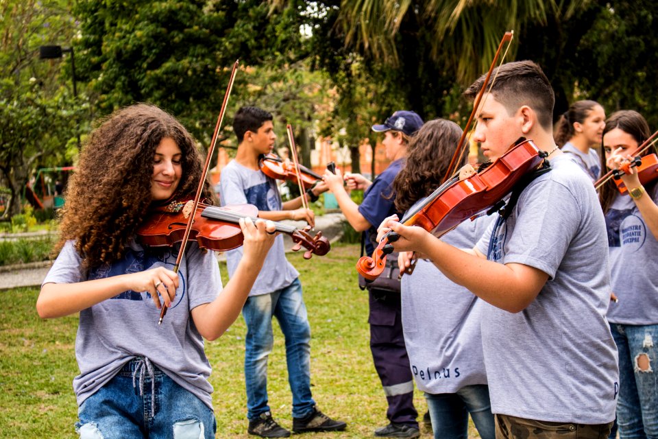 11.11.2019 - Alunos da rede municipal na Feira do Livro - Foto Michel Corvello