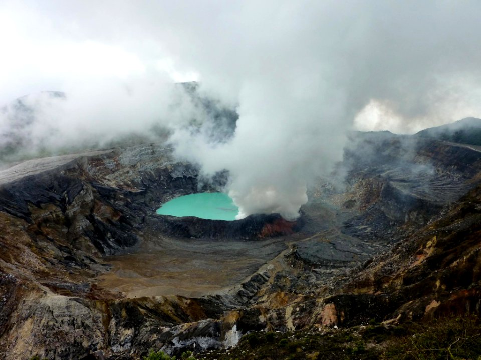 Cráter del volcán Poás, en Costa Rica