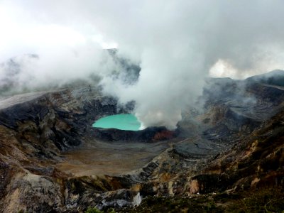Cráter del volcán Poás, en Costa Rica
