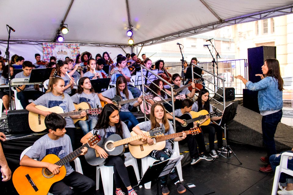 11.11.2019 - Alunos da rede municipal na Feira do Livro - Foto Michel Corvello