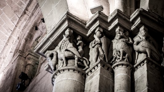 Capiteles en la Catedral Vieja de Salamanca (s. XII) photo