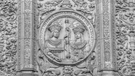 Medallón de los Reyes Católicos en la fachada de la Universidad de Salamanca