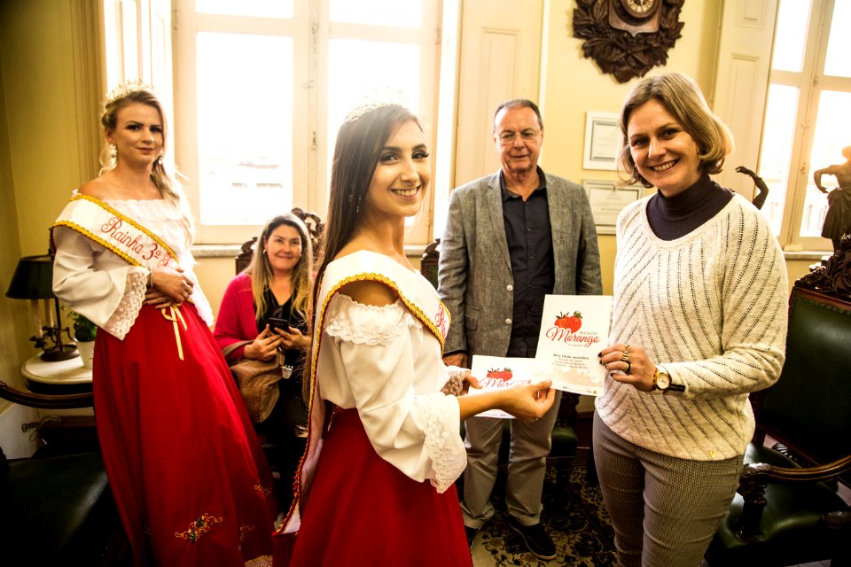 31.10.2019 - Prefeita Paula Mascarenhas recebe o convite para a Festa do Morango pelo secretário de Desenvolvimento Rural, Jair Seidel, acompanhado da Corte 2019 - Foto: Gustavo Vara