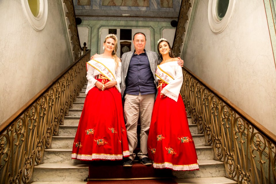 31.10.2019 - Prefeita Paula Mascarenhas recebe o convite para a Festa do Morango pelo secretário de Desenvolvimento Rural, Jair Seidel, acompanhado da Corte 2019 - Foto: Gustavo Vara